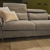 divano in tessuto tre posti con pouf 