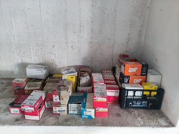 Scatole di chiodi, viti e tasselli vari