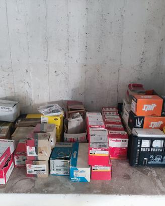 Scatole di chiodi, viti e tasselli vari