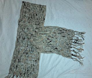 Sciarpa beige con fantasie 