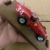 Modellino macchina Ferrari. nuovo