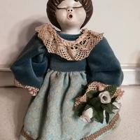 Statuina firmata Lene Thun con vestito e fiori