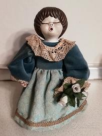 Statuina firmata Lene Thun con vestito e fiori