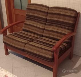 Divano con struttura in legno