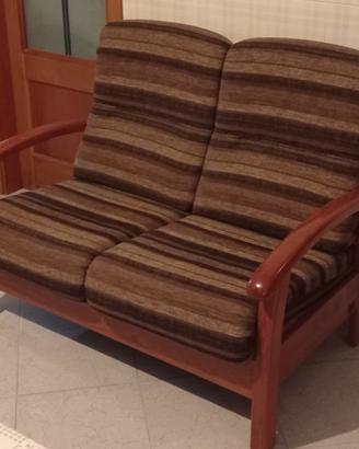Divano con struttura in legno
