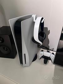 PS5 con controller, caricatore e cuffie