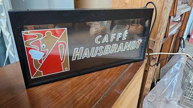 Insegna Caffè Hausbrandt illuminata perfetta