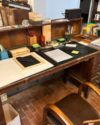 Scrivania in rovere con cassetti
