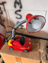 Lampada da scrivania a forma di auto rossa