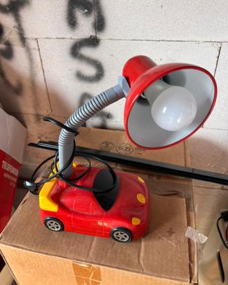 Lampada da scrivania a forma di auto rossa