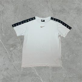 T-Shirt Nike Tape Logo Bianca Swoosh