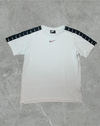 T-Shirt Nike Tape Logo Bianca Swoosh