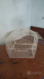 Gabbia vintage in metallo bianco per uccelli