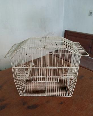 Gabbia vintage in metallo bianco per uccelli