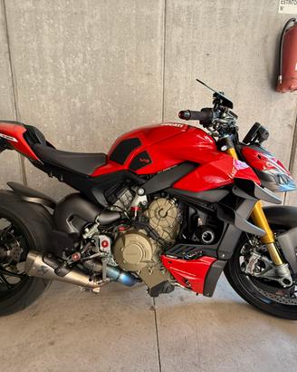 Ducati streetfighter v4s - full carbon/akra