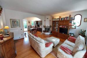 Villa di 220 m² con 5 locali e box auto doppio a S
