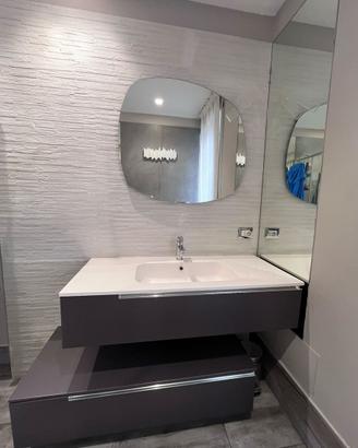Mobile bagno e specchio