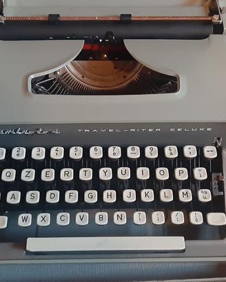 Macchina da scrivere "REMINGTON" vintage.