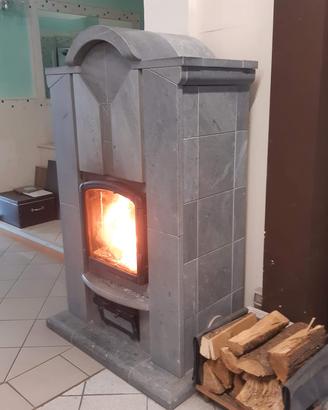stufa a legna in pietra ollare con doppio giro fum