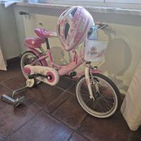 Bicicletta bambina con casco e rotelle