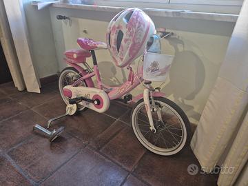 Bicicletta bambina con casco e rotelle