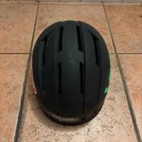Casco per bici nero con adesivi