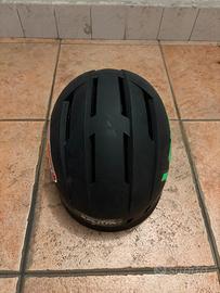Casco per bici nero con adesivi