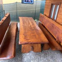 Tavolo artigianale in legno con panche