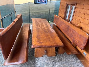 Tavolo artigianale in legno con panche
