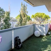 AMPIO APPARTAMENTO SU DUE LIVELLI CON GIARDINO IN