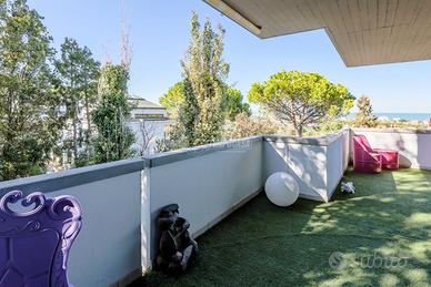 AMPIO APPARTAMENTO SU DUE LIVELLI CON GIARDINO IN