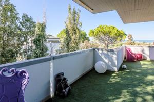 AMPIO APPARTAMENTO SU DUE LIVELLI CON GIARDINO IN