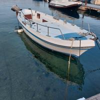 Barca gozzo a motore.