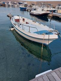 Barca gozzo a motore.