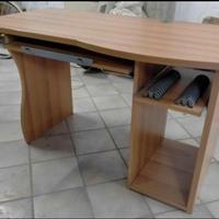 Scrivania color legno chiaro