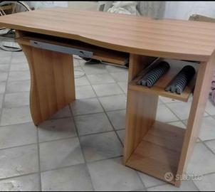 Scrivania color legno chiaro