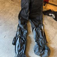 Pantaloni impermeabili da moto e copri scarpe
