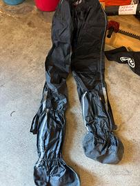 Pantaloni impermeabili da moto e copri scarpe