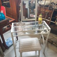 Petineuse in metallo e vetro con sgabello