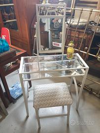 Petineuse in metallo e vetro con sgabello