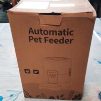 dosatore automatico di crocchette per cani/ gatti.