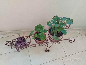 Carrello porta vasi in ferro battuto.