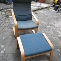 POÄNG Poltrona blu con poggiapiedi