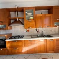 Cucina con tavolo e 4 sedie