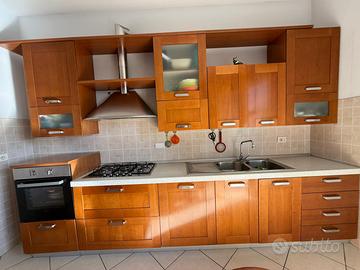 Cucina con tavolo e 4 sedie