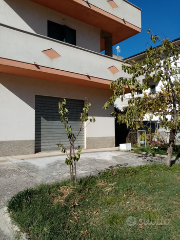 Appartamento con giardino, posti auto, garage