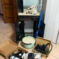 Acquario marino con accessori, rocce e sabbia