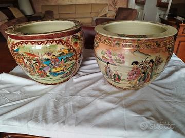 due vasi  con decori orientali 