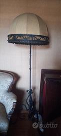 Lampada liberty a stelo in ferro battuto