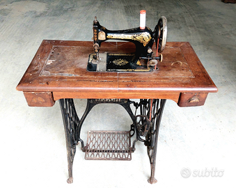 Antica Macchina da Cucire Singer Necchi a Pedale